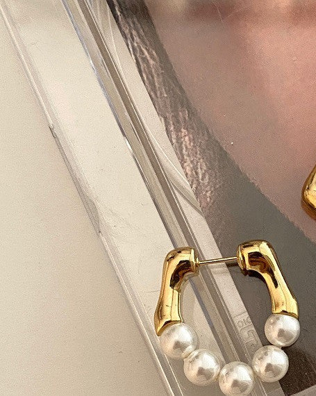 Fashionable Temperament Wearing Pearl Earrings Front And Back