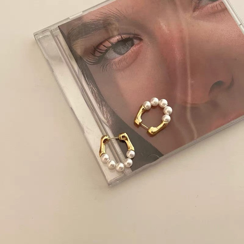 Fashionable Temperament Wearing Pearl Earrings Front And Back